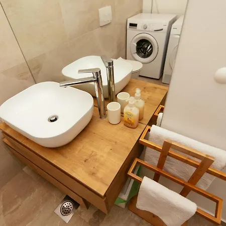 Lomari Apartment *