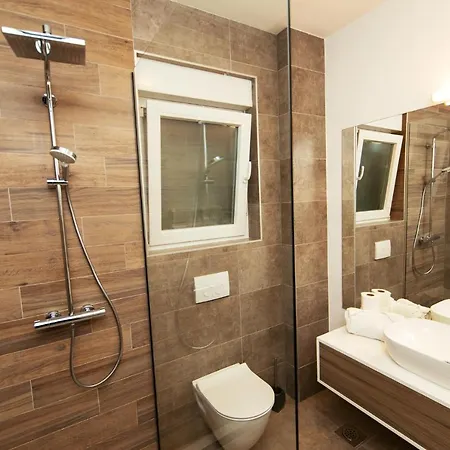 Apartment Lomari