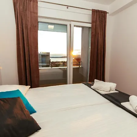 Lomari Apartment *